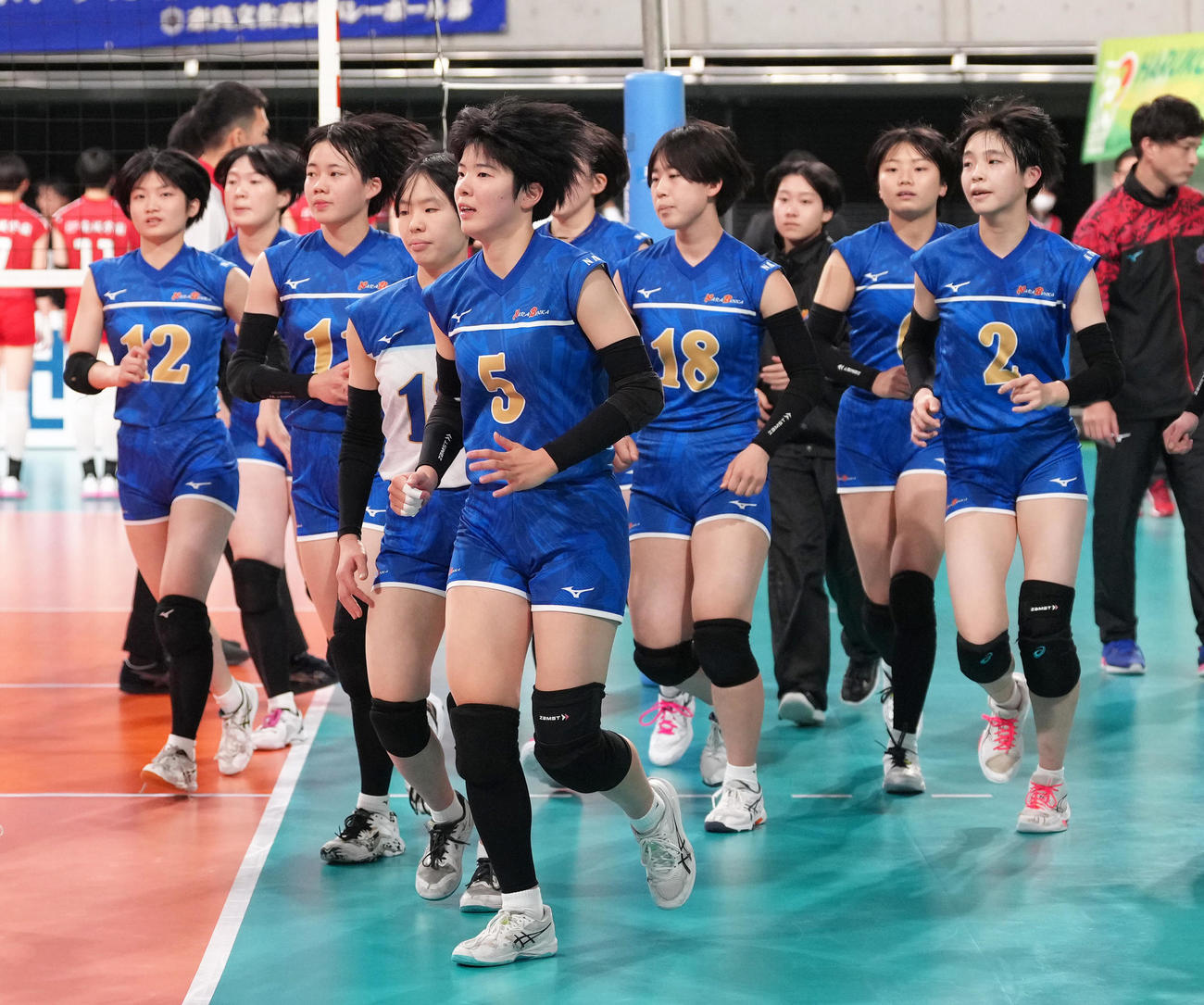 女子3回戦　奈良文化対東九州龍谷　東九州龍谷に敗れ引き揚げる奈良文化（撮影・足立雅史）