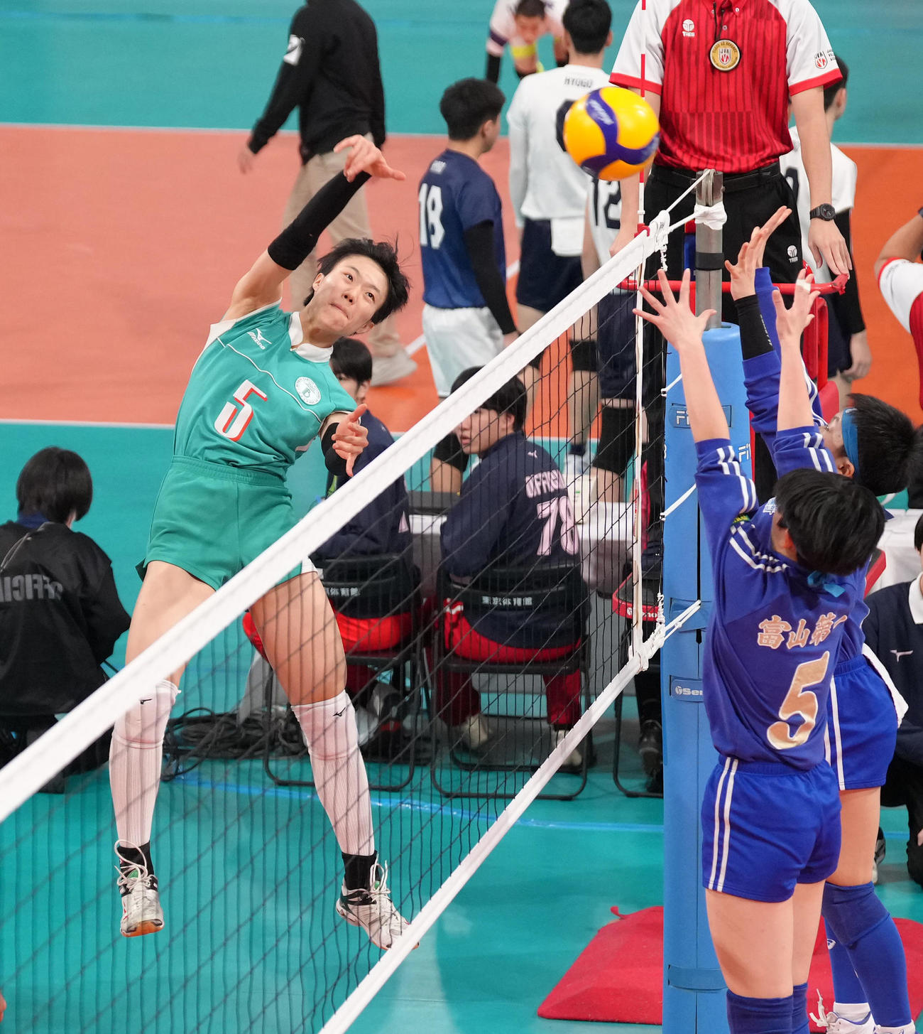 女子3回戦　文京学院大女対富山第一　スパイクを放つ文京学院大女・宮嶌（撮影・足立雅史）