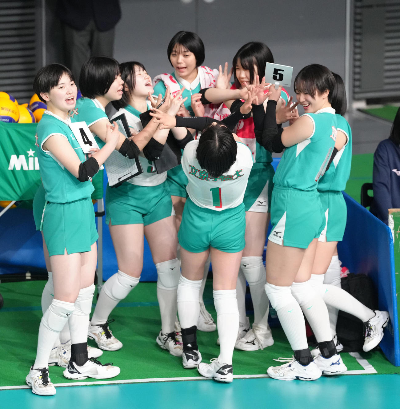 女子3回戦　文京学院大女対富山第一　得点を喜ぶ文京学院大女の選手たち（撮影・足立雅史）