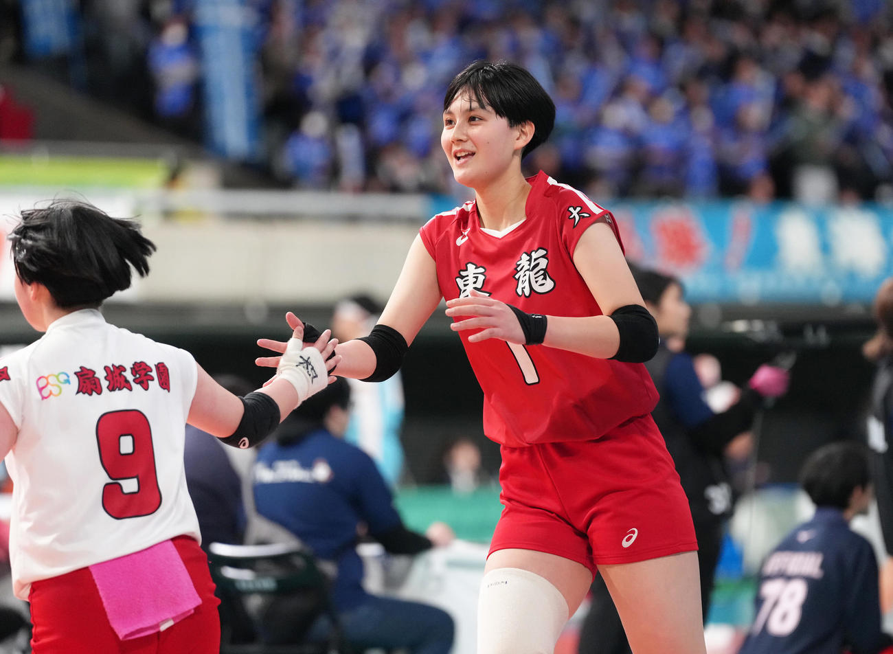 女子3回戦　奈良文化対東九州龍谷　得点を奪いタッチを交わす東九州龍谷・忠願寺（撮影・足立雅史）