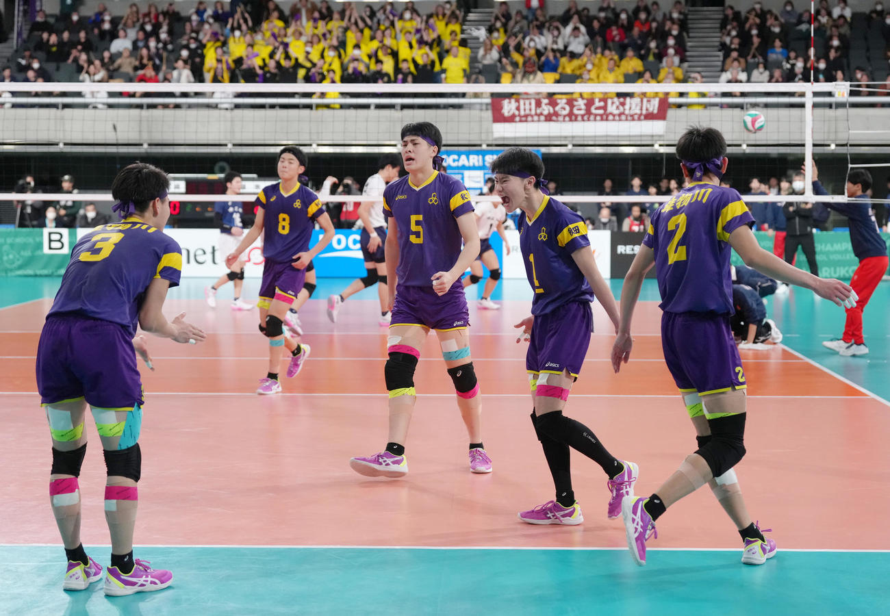 男子3回戦　市尼崎対雄物川　得点を奪い喜ぶ雄物川・長井（右から2人目）ら（撮影・足立雅史）