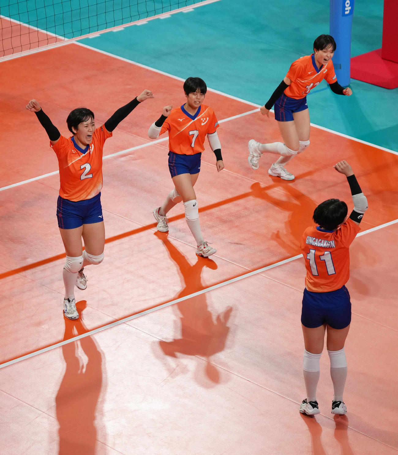 女子3回戦　銀河学院対大阪国際　得点を決め喜ぶ銀河学院の選手たち（撮影・足立雅史）