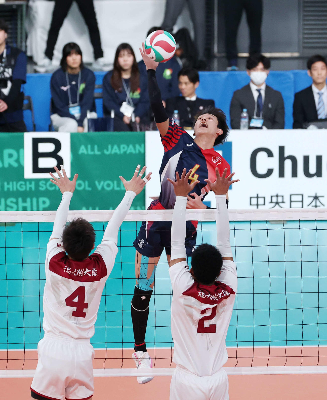 福岡大付大濠対東山　第1セット、スパイクを放つ東山・岩田（撮影・鈴木正人）