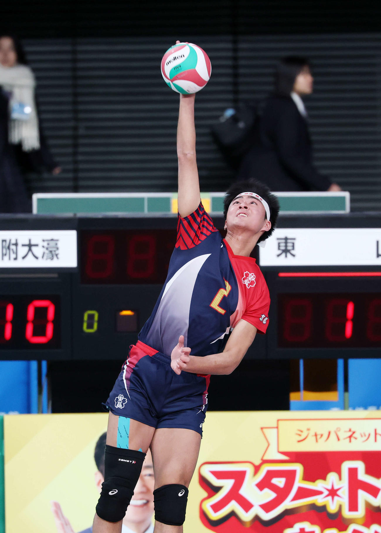 福岡大付大濠対東山　第1セット、サーブを放つ東山・斎藤（撮影・鈴木正人）