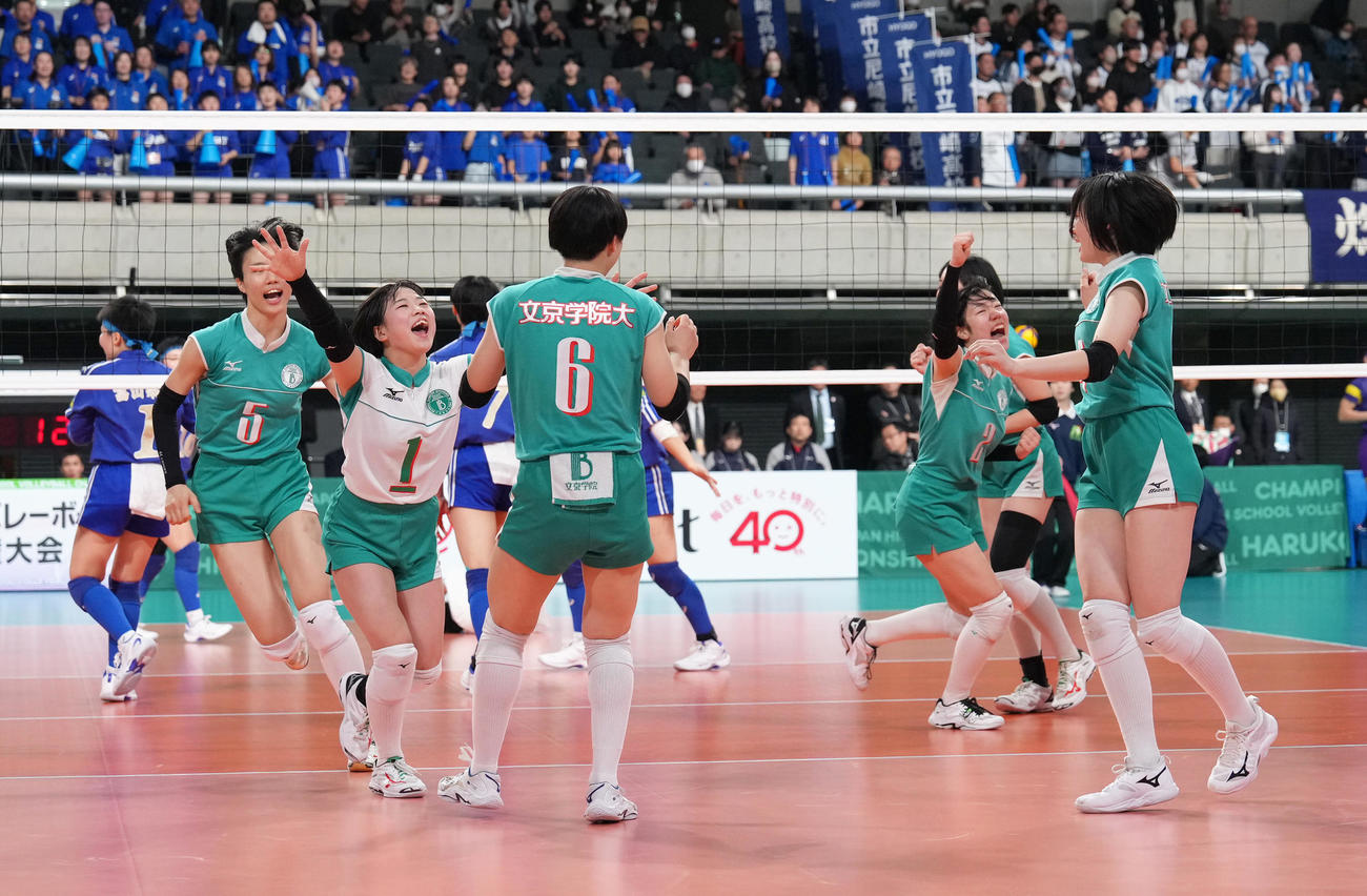 文京学院大女対富山第一　得点し喜ぶ文京学院大女の選手たち（撮影・足立雅史）