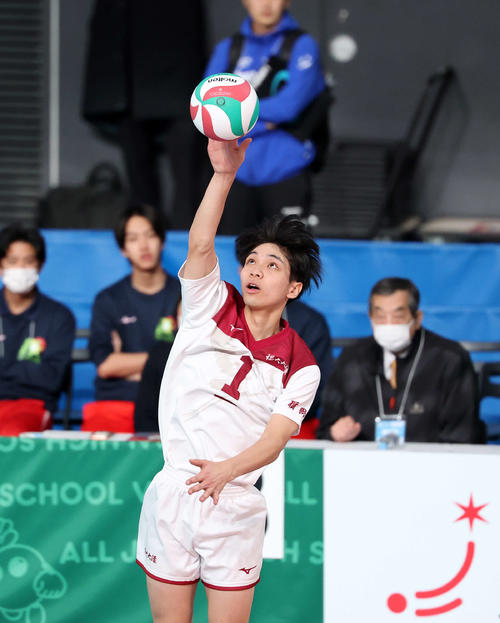 福岡大付大濠対東山　第2セット、サーブを放つ福岡大付大濠・大久保（撮影・鈴木正人）