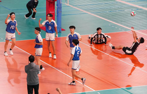 男子3回戦　都城工対静清　得点を喜ぶ都城工の選手たち（左）（撮影・足立雅史）