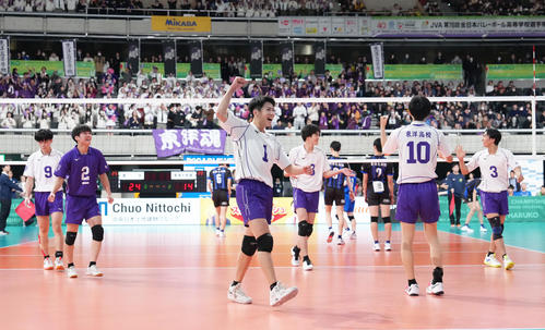男子3回戦　東洋対東海大相模　東海大相模を破り喜ぶ東洋の選手たち（撮影・足立雅史）