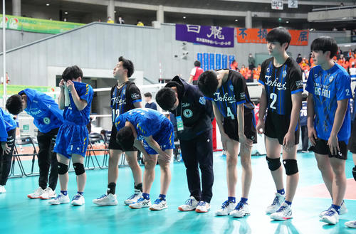 男子3回戦　東洋対東海大相模　東洋に敗れた東海大相模の選手ら（撮影・足立雅史）
