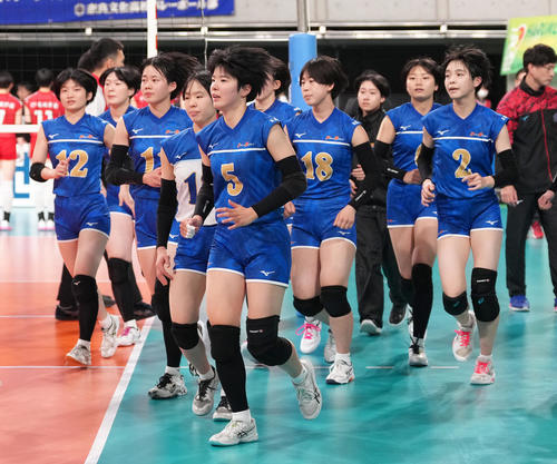 女子3回戦　奈良文化対東九州龍谷　東九州龍谷に敗れ引き揚げる奈良文化（撮影・足立雅史）