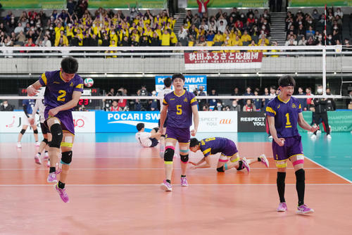 男子3回戦　市尼崎対雄物川　得点を奪いガッツポーズする雄物川・長井（右）（撮影・足立雅史）