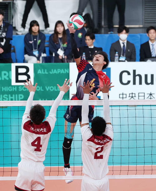 福岡大付大濠対東山　第1セット、スパイクを放つ東山・岩田（撮影・鈴木正人）