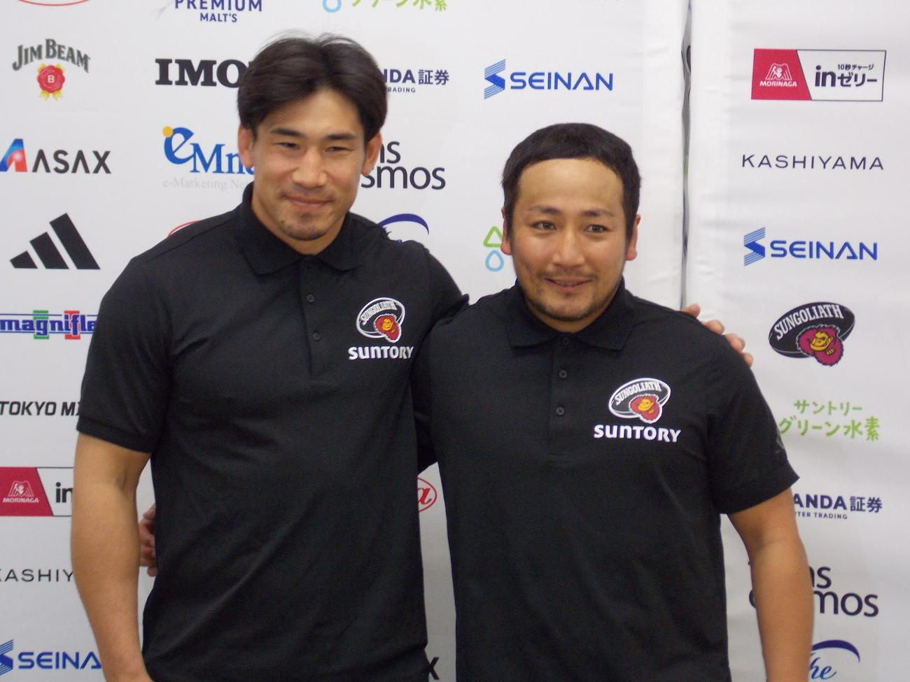 今季限りでの現役引退を表明し、肩を組む東京SGの流大（右）と中村亮土（撮影・松本航）