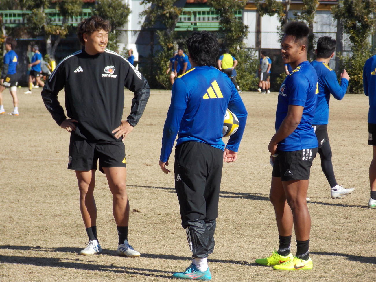 神戸戦に向けての練習で仲間と話す東京SG松島幸太朗（右）（撮影・松本航）