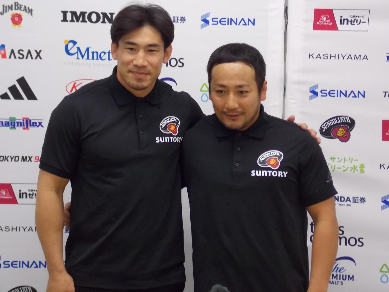 今季限りでの現役引退を表明し、肩を組む東京SGの流大（右）と中村亮土（撮影・松本航）