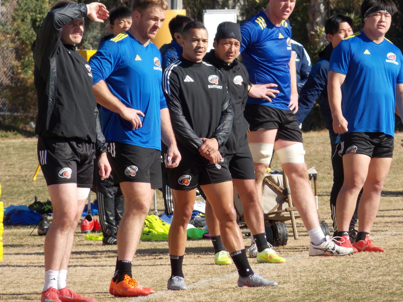 神戸戦に向けての練習を見守る東京SG流大（左から4人目）（撮影・松本航）