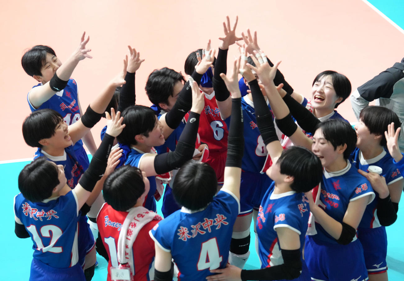 女子3回戦　米沢中央対富士見　円陣を組む米沢中央の選手ら（撮影・足立雅史）