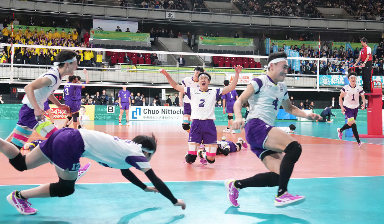男子準々決勝　雄物川対東洋　準決勝進出を決め喜ぶ雄物川（撮影・足立雅史）