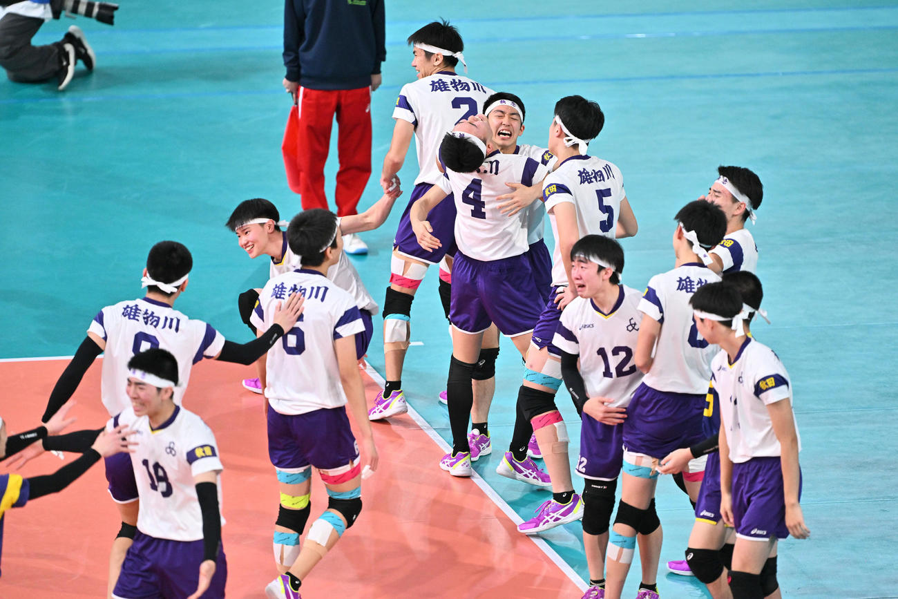 雄物川対東洋　フルセットの末、東洋を破り喜ぶ雄物川の選手たち（撮影・滝沢徹郎）