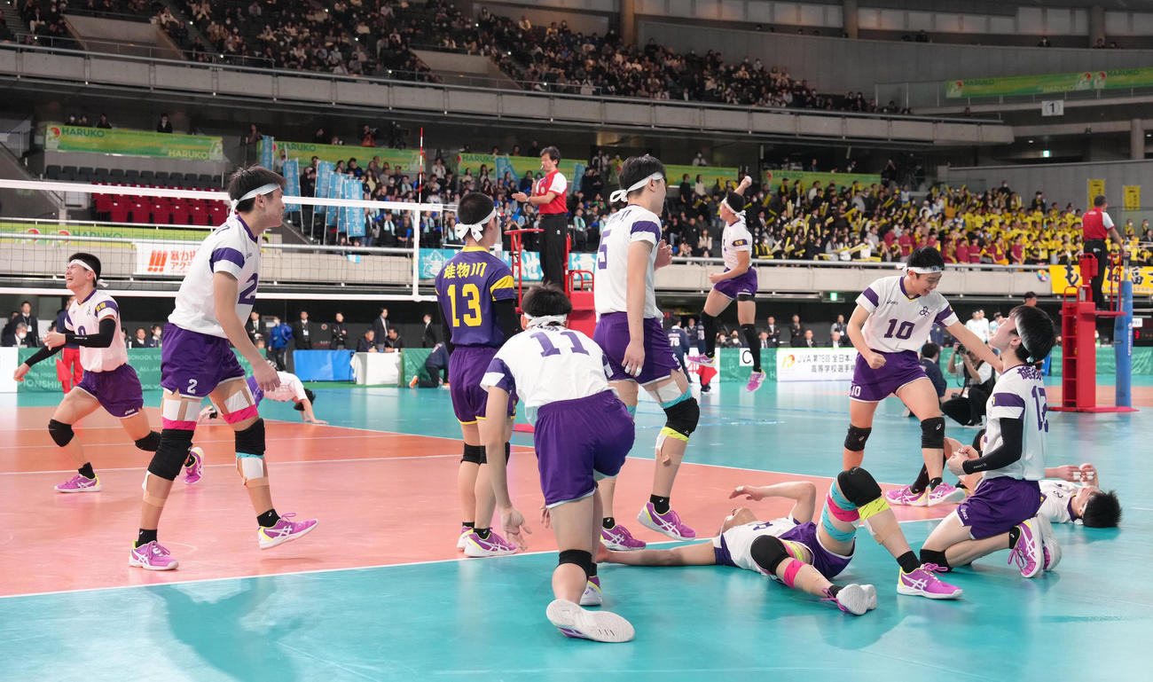 男子準々決勝　雄物川対東洋　準決勝進出を決め喜ぶ雄物川（撮影・足立雅史）