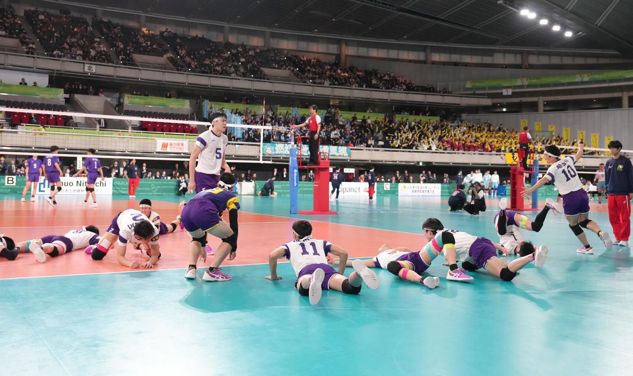 男子準々決勝　雄物川対東洋　準決勝進出を決め喜ぶ雄物川（撮影・足立雅史）