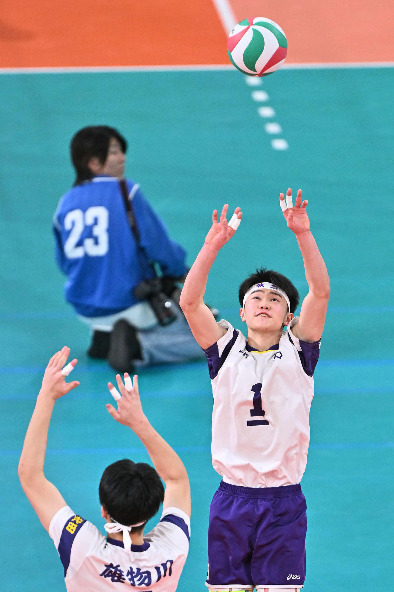 雄物川対東洋　第3セット、トスを上げる雄物川・長井（右）（撮影・滝沢徹郎）