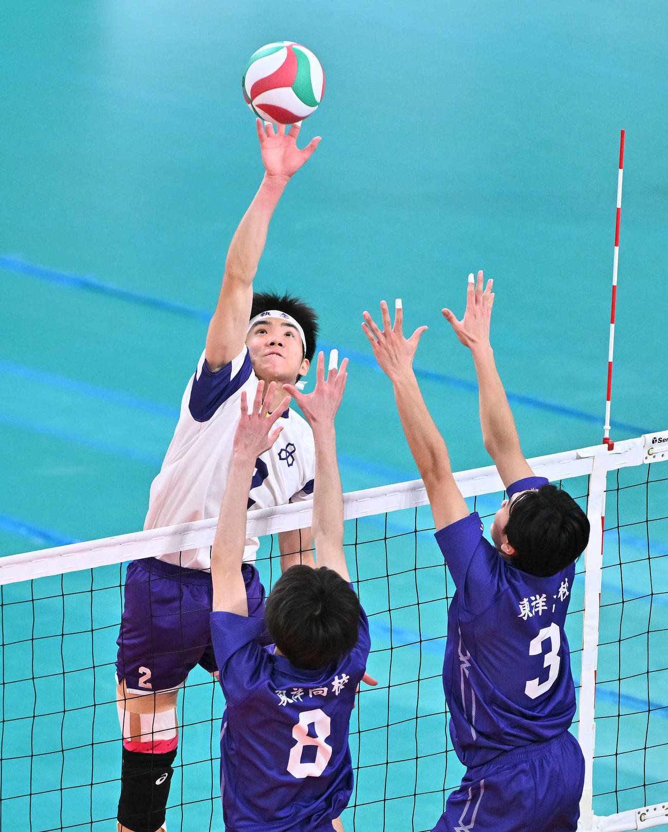 雄物川対東洋　第3セット、攻める雄物川・佐々木（左）（撮影・滝沢徹郎）