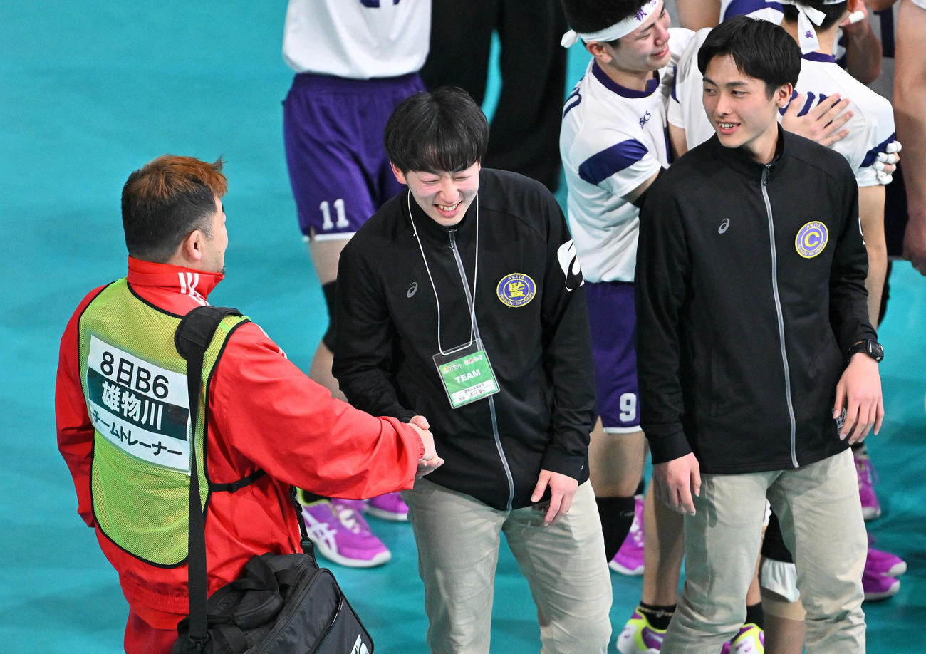 雄物川対東洋　フルセットの末、東洋を破り雄物川・赤川監督（中央）はトレーナーと握手を交わす。右は本間コーチ（撮影・滝沢徹郎）