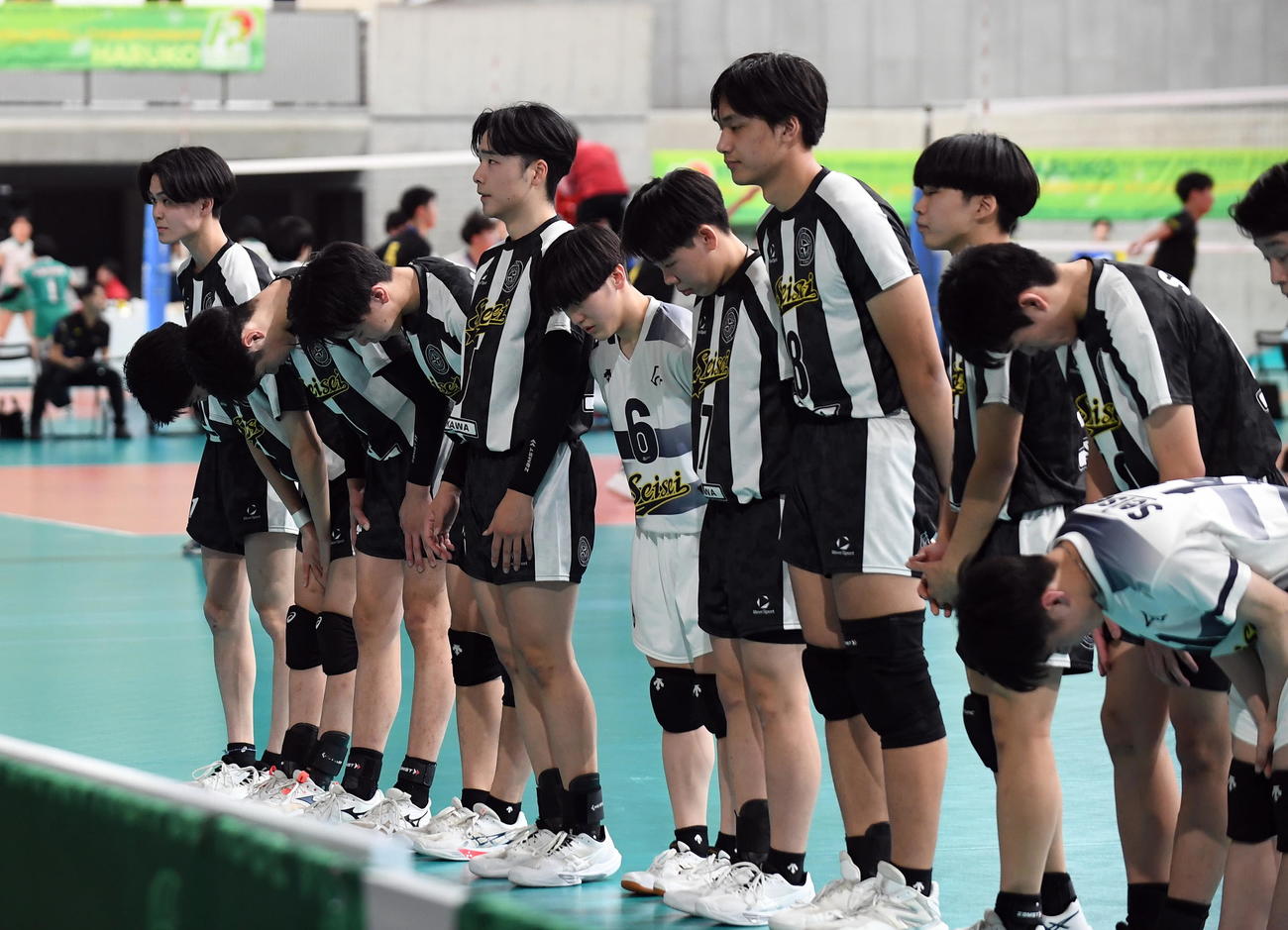 静清対都城工　スタンドにあいさつする水野（左端）主将ら静清の選手たち