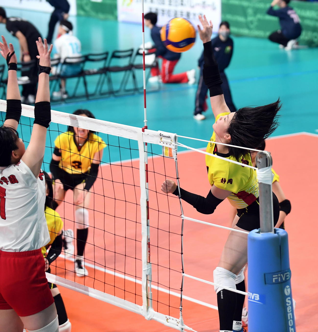 懸命にスパイクを打つ富士見・福元さやか