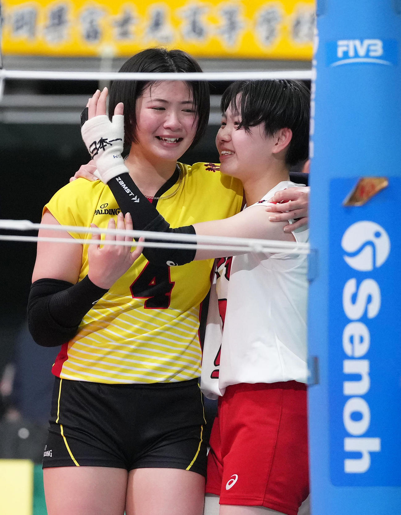 女子準々決勝　東九州龍谷対富士見　試合後、健闘をたたえ合う富士見・佐藤（左）と東九州龍谷藤崎（撮影・足立雅史）