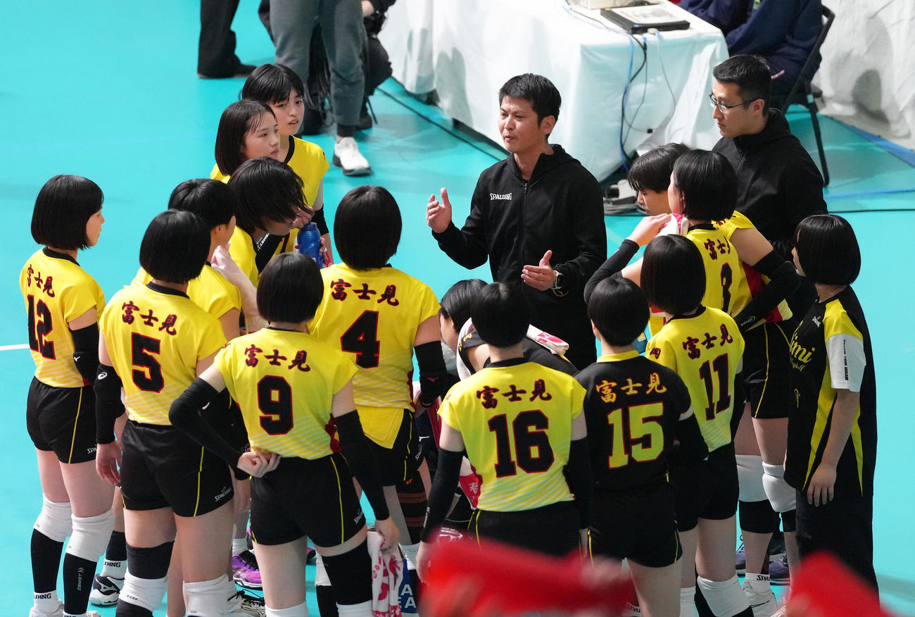 女子準々決勝　東九州龍谷対富士見　円陣で選手らに声をかける声をかける富士見・甲斐監督（後方中央）（撮影・足立雅史）