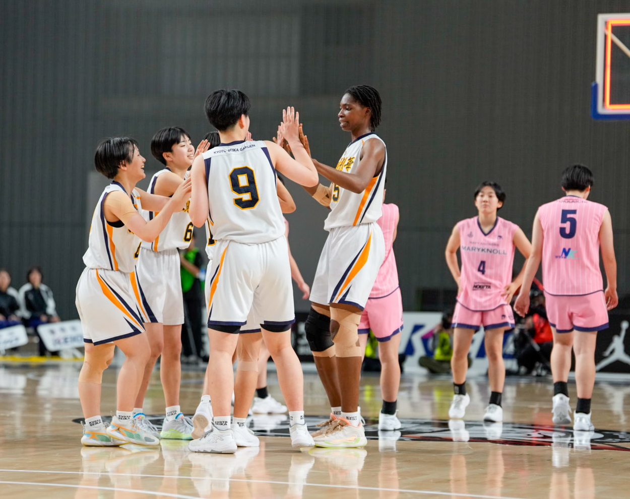 京都精華学園中対四日市メリノール学院中　優勝し喜ぶ京都精華学園中の選手たち（撮影・小島史椰）