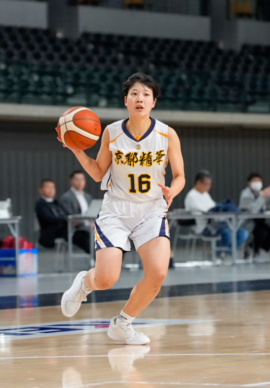 京都精華学園中対四日市メリノール学院中　第1Q、ドリブルで攻め込む京都精華学園中・森田（撮影・小島史椰）