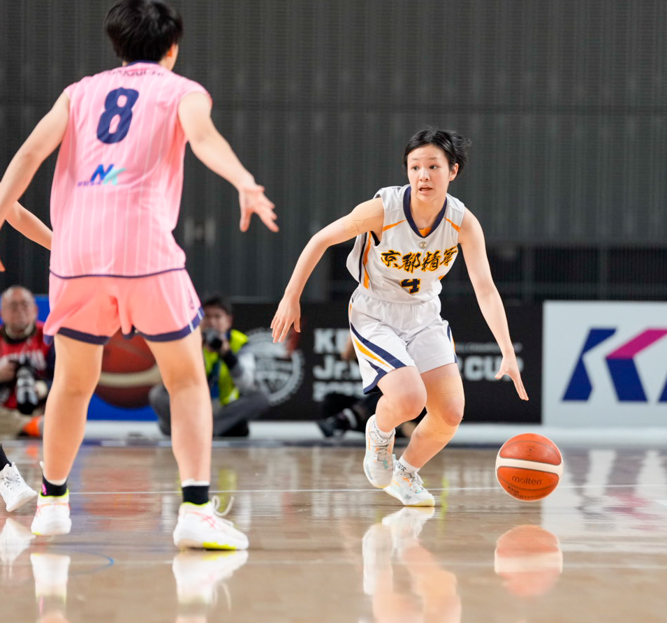 京都精華学園中対四日市メリノール学院中　第1Q、ドリブルで攻め込む京都精華学園中・松田（右）（撮影・小島史椰）