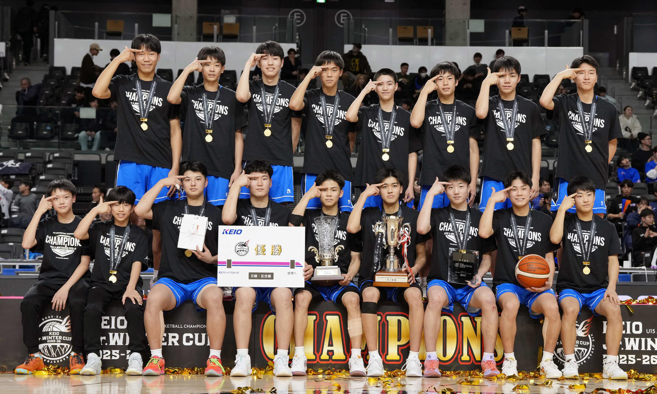 優勝し笑顔で写真に納まる京都精華学園中の選手たち（撮影・小島史椰）