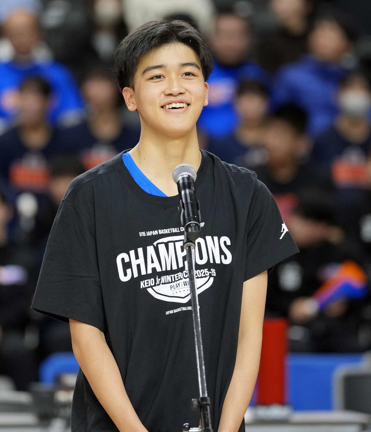 初優勝し、インタビューを受ける京都精華学園中・片貝（撮影・小島史椰）