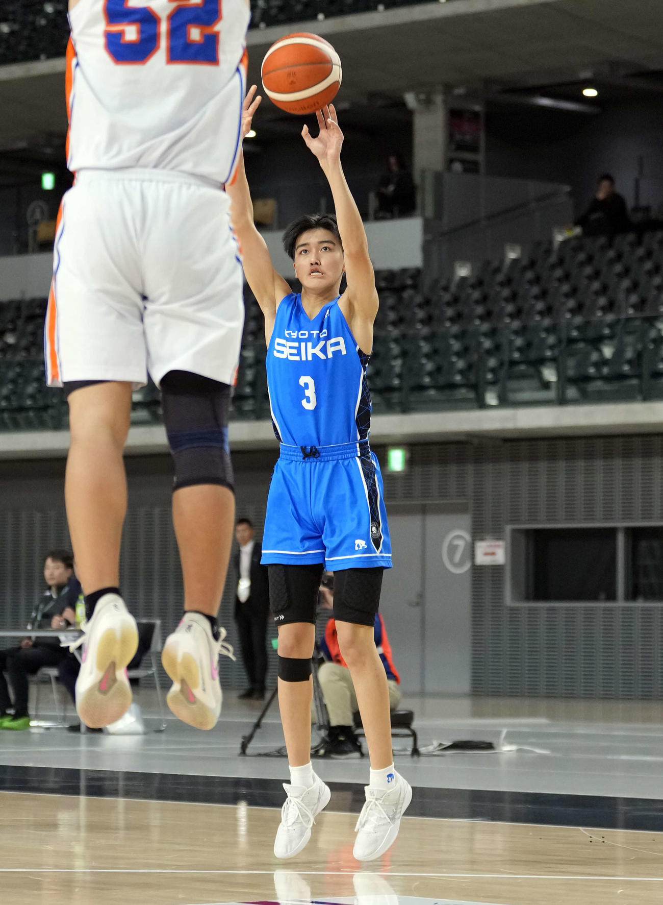 立川ダイスU15対京都精華学園中　第2Q、3Pを放つ京都精華学園中・片貝（撮影・小島史椰）