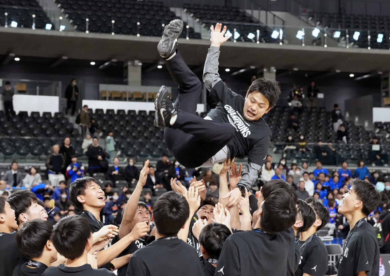初優勝し、選手たちに胴上げされる京都精華学園中・奥田監督（上）（撮影・小島史椰）