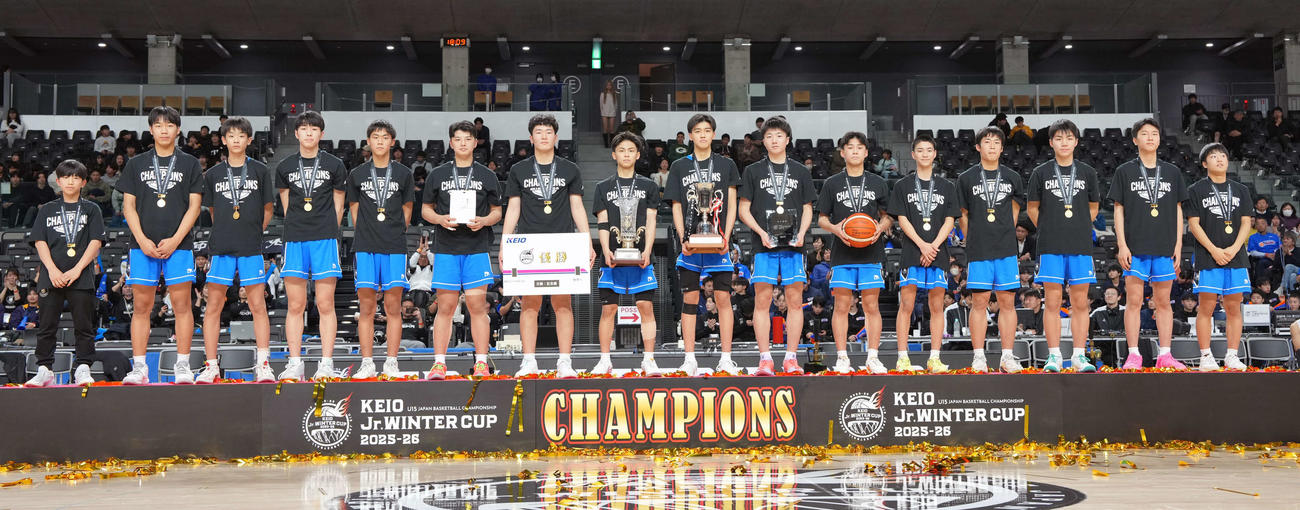 優勝した京都精華学園中の選手たち（撮影・小島史椰）