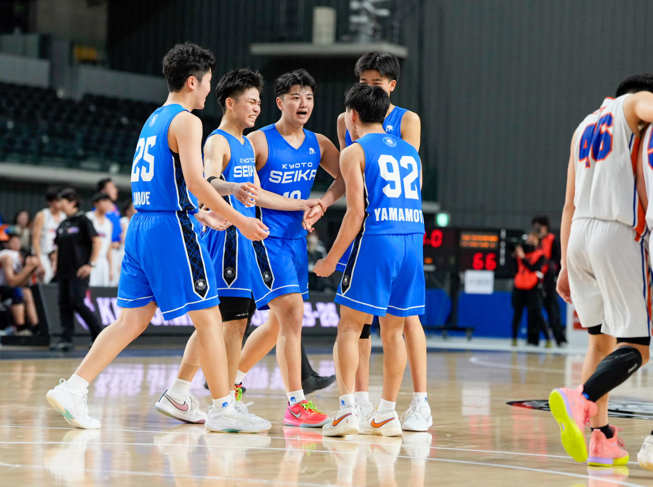 立川ダイスU15対京都精華学園中　優勝し、喜ぶ京都精華学園中の選手たち（撮影・小島史椰）