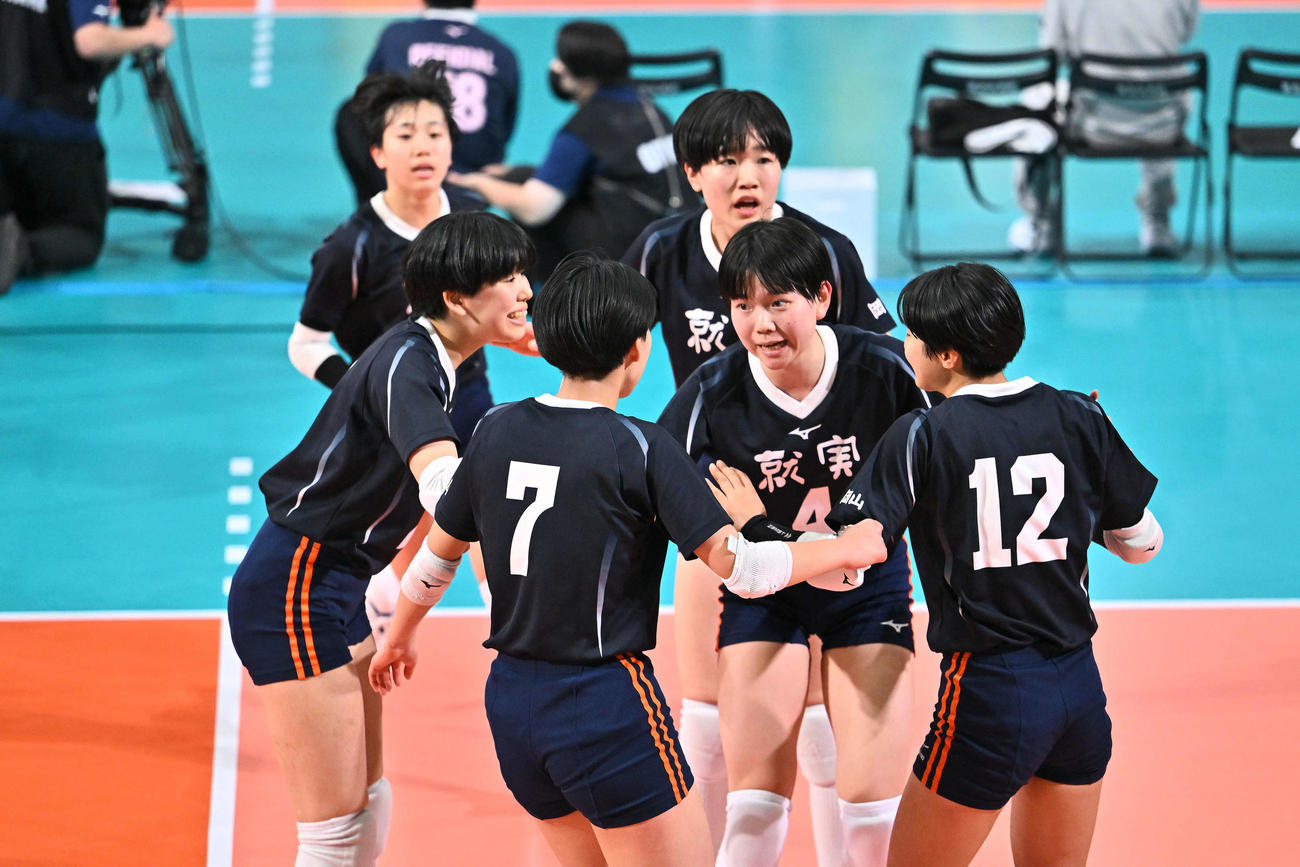 八王子実践対就実　声を掛け合う就実の選手たち（撮影・滝沢徹郎）