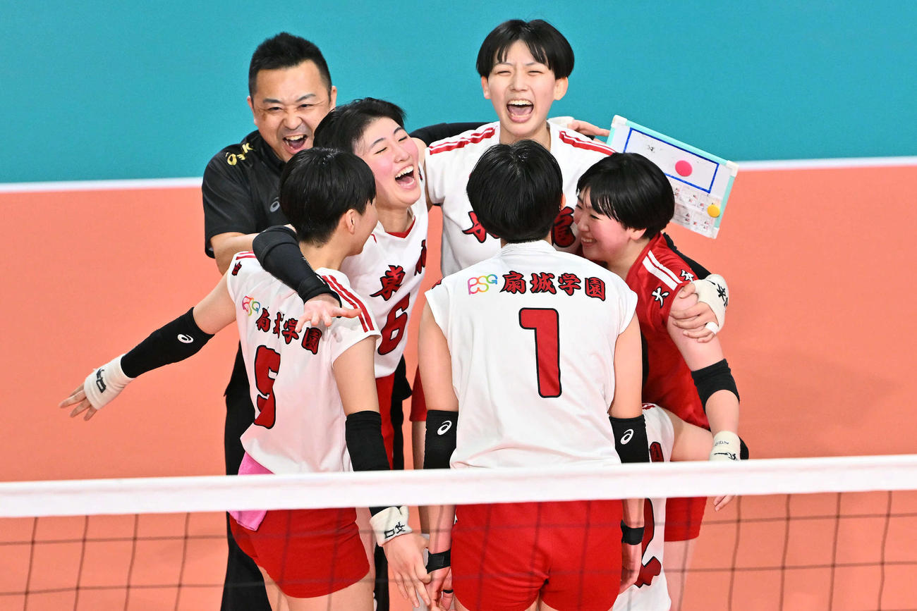 東九州龍谷対富士見　試合に勝利し喜ぶ東九州龍谷の選手たち（2026年1月8日撮影）