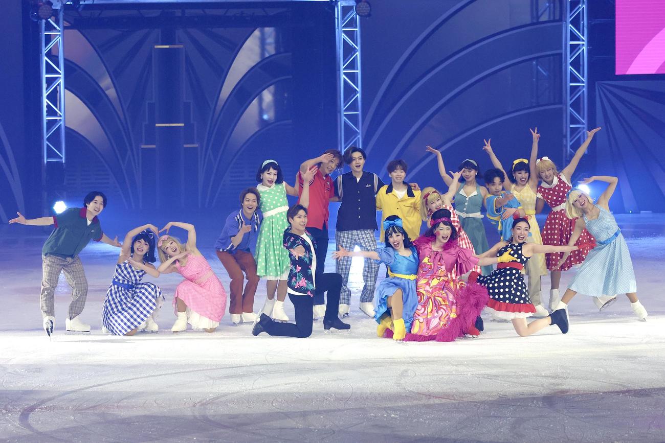 「プリンスアイスワールド2025－2026 PIW THE MUSICAL～The Best of BROADWAY～東京公演」で華麗な演技を披露した田中刑事さん（手前左端）と本郷理さん（同右端）とプリンスアイスワールドチーム（撮影・宮地輝）