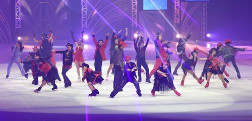 「プリンスアイスワールド2025－2026 PIW THE MUSICAL～The Best of BROADWAY～東京公演」で華麗な演技を披露するスケーターたち（撮影・宮地輝）