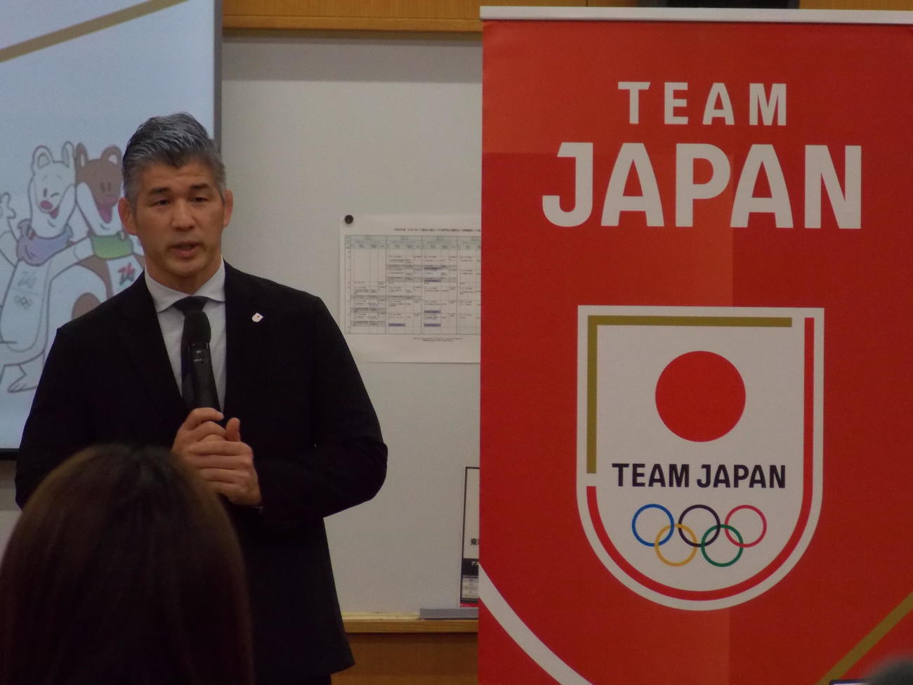 ミラノ・コルティナ五輪日本選手団の監督会議で思いを語る、日本オリンピック委員会（JOC）選手強化本部長の井上康生氏（撮影・松本航）