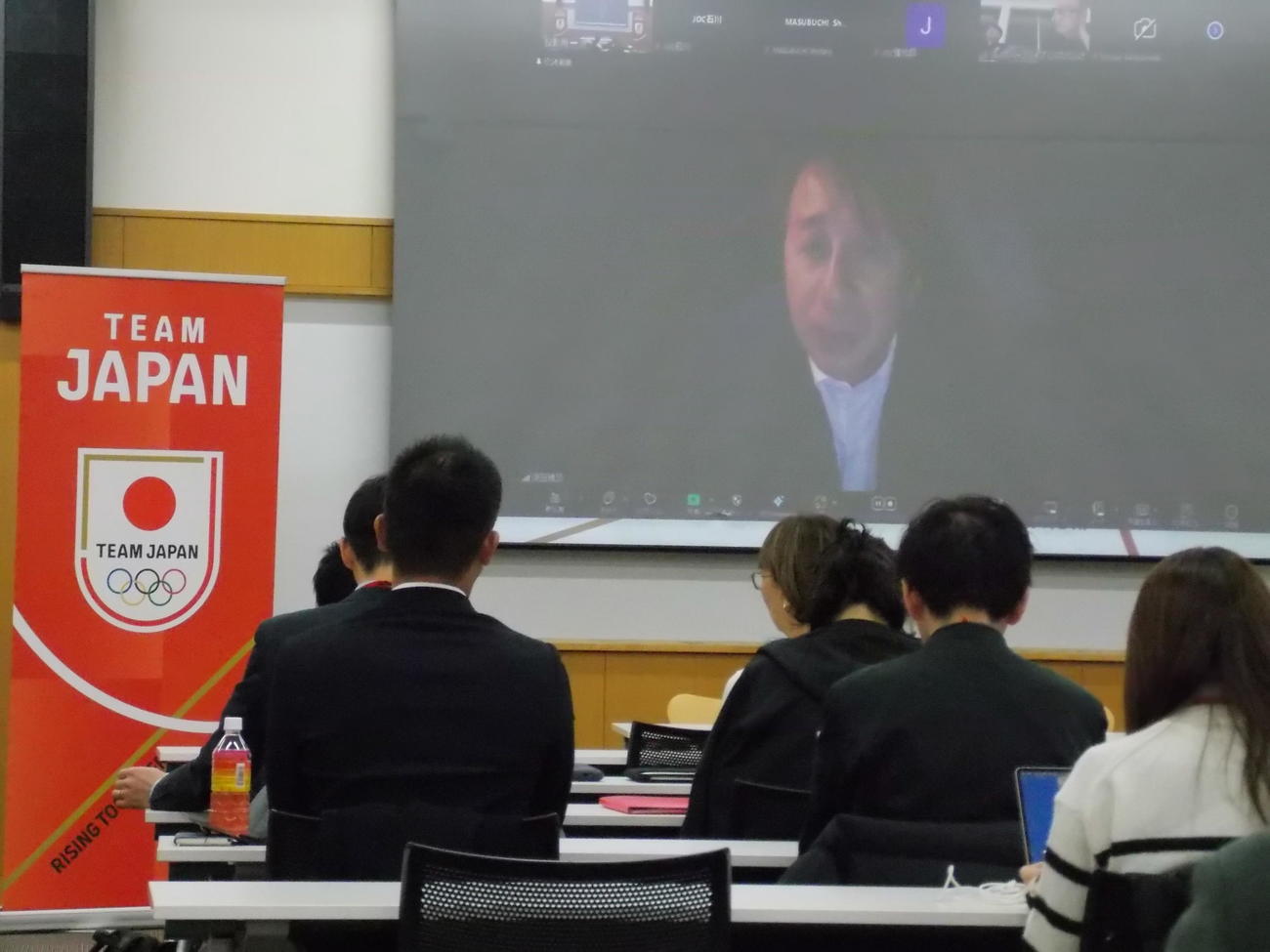 ミラノ・コルティナ五輪日本選手団の監督会議にオンラインで出席し、思いを語る副団長の原田雅彦氏（撮影・松本航）