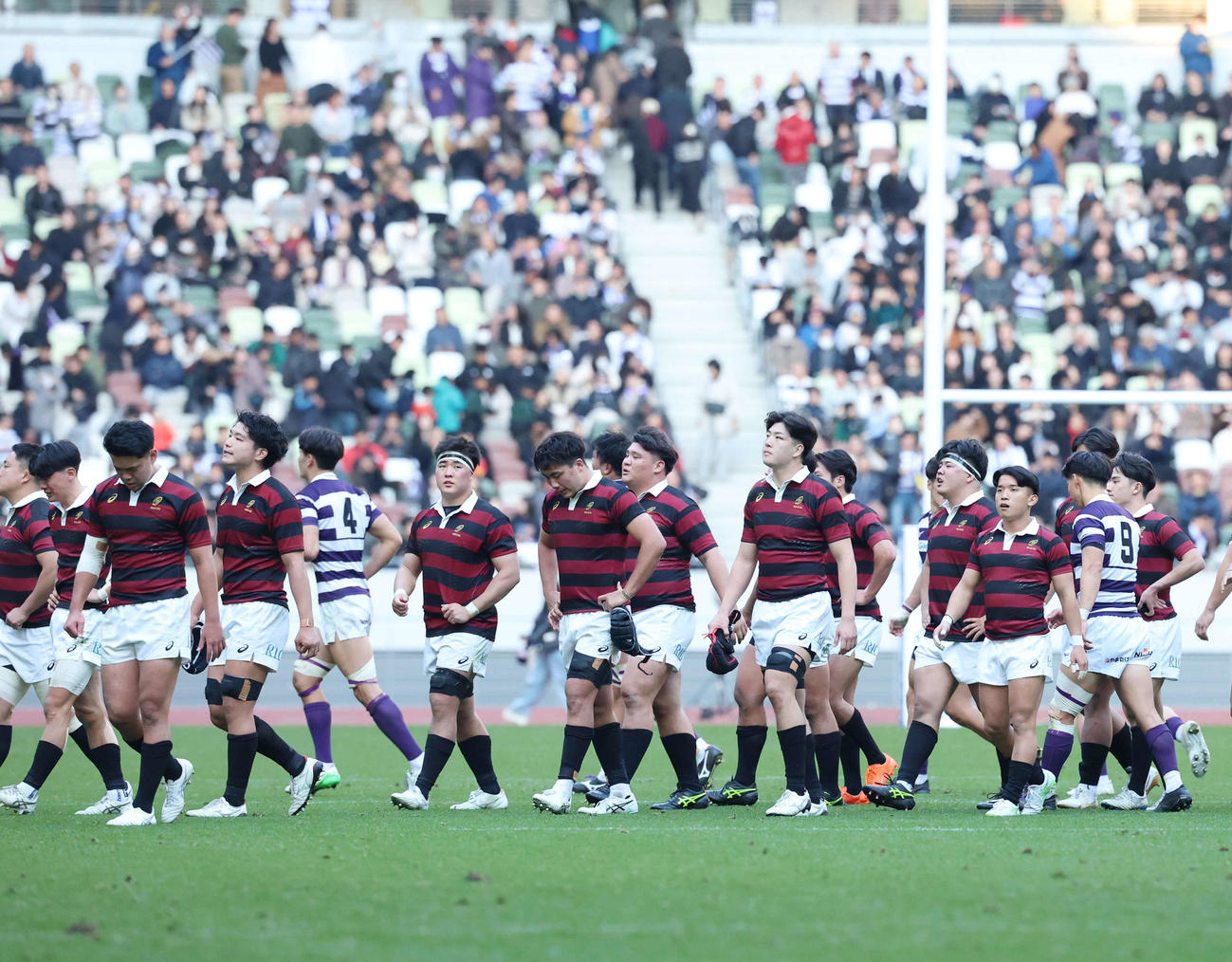 明大対早大　試合が終了しがっくりと引き揚げる早大フィフティーン（撮影・増田悦実）（25年12月7日）
