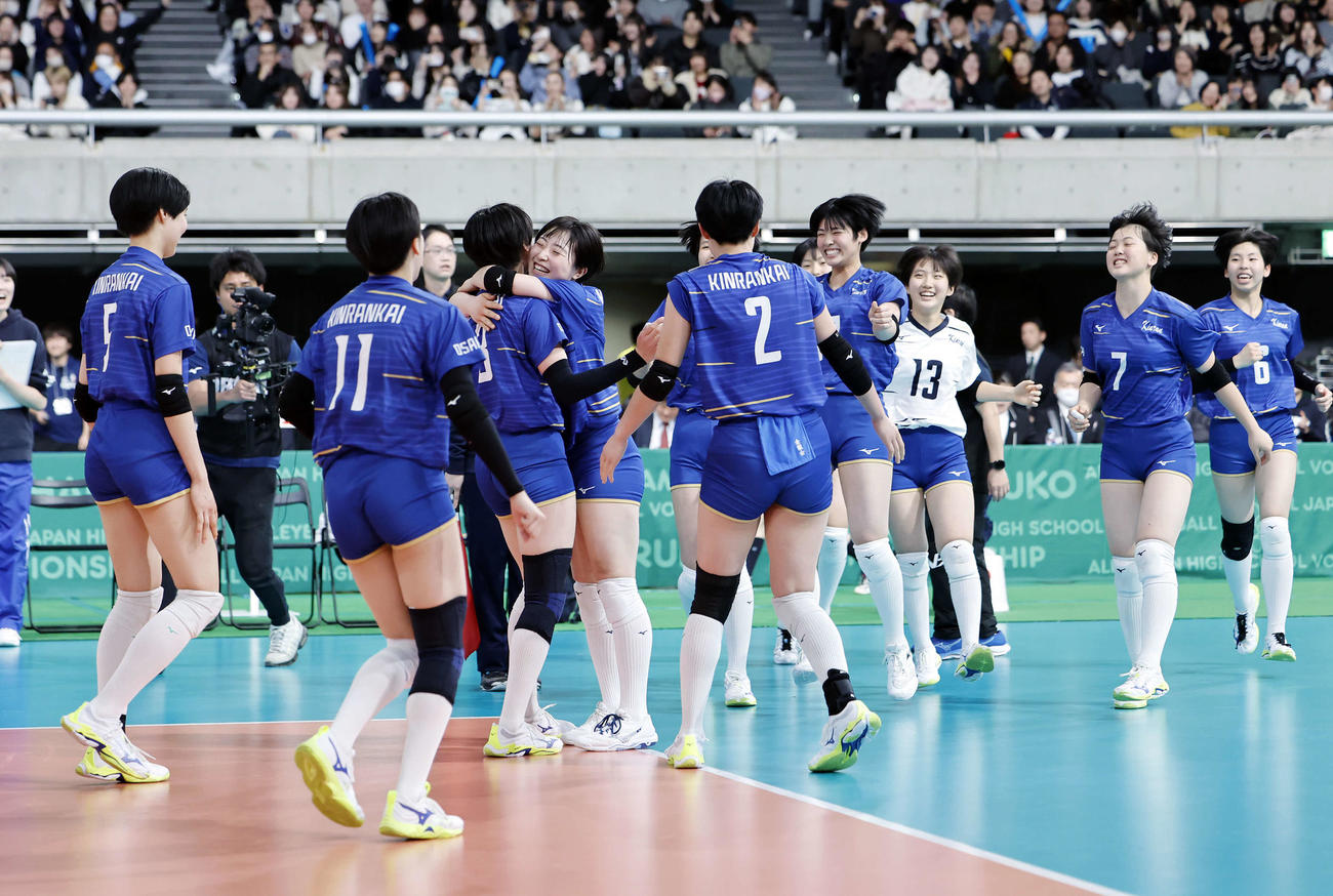 金蘭会対東九州龍谷　東九州龍谷に勝利し、喜び合う金蘭会の選手たち（撮影・山本朝陽）