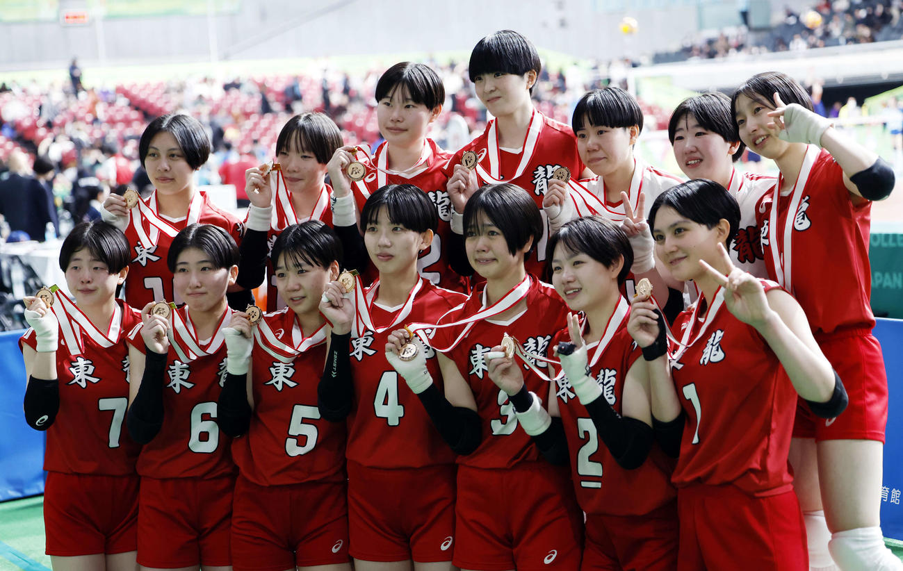 金蘭会対東九州龍谷　試合前に記念撮影を行った東九州龍谷の選手たち（撮影・山本朝陽）